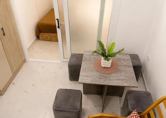 Apartment 3 Pyramids *